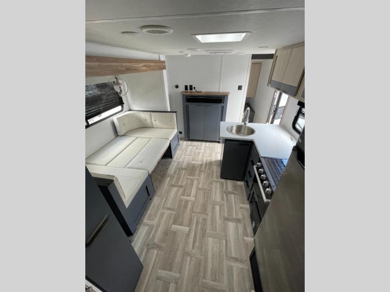 Prime Time RV Tracer 240BHSLE interior